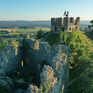 Objtevte tajemné hrady na Karlovarsku! Od temných ruin Andělské Hory až po matestátní hradby Vildštejna vás provede nový...